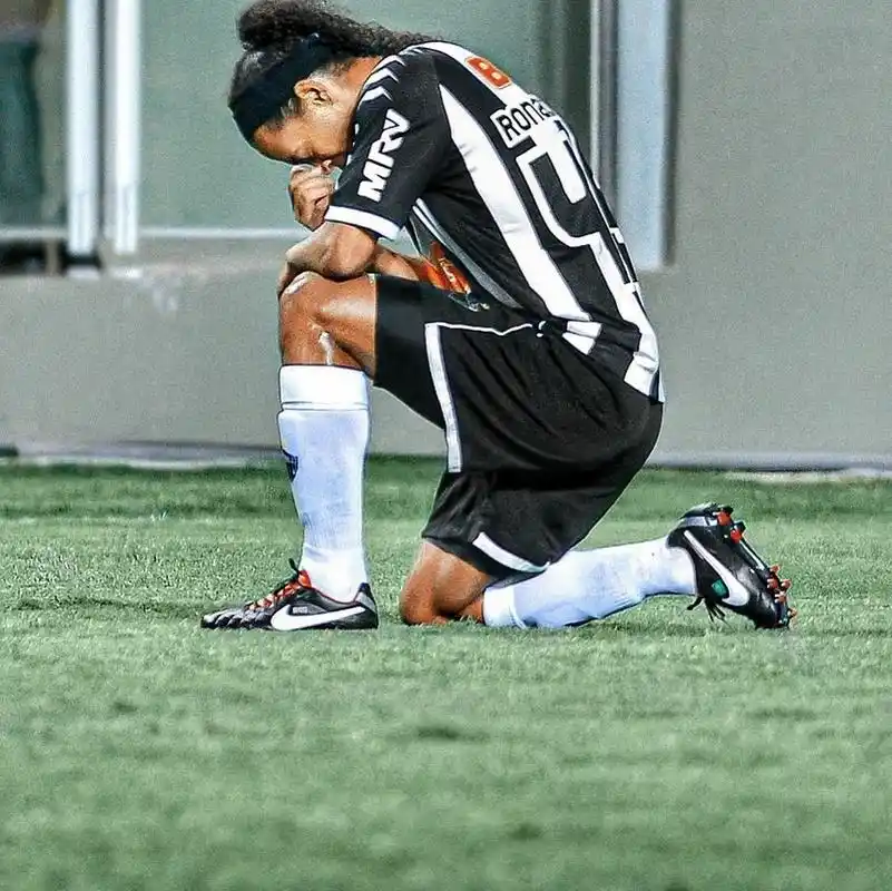 他队员树立 他队员树立