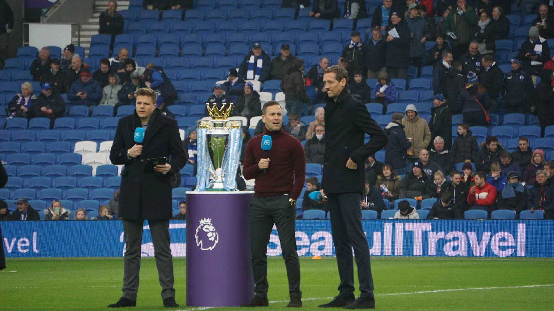 中场位置的 中场位置的